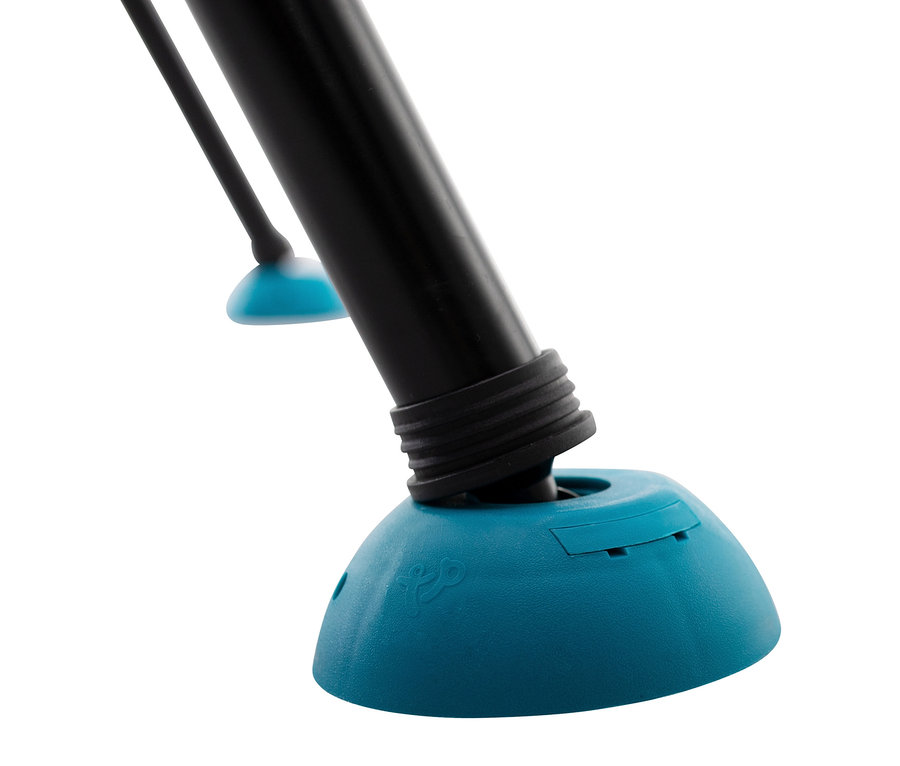 Detailansicht der blauen Basis und des schwarzen Beins der TP Toys Kletterschaukel »UFO«.
