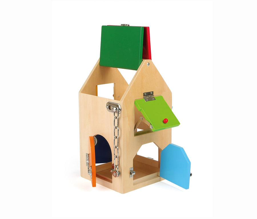 Ein interaktives Holzschloss-Spielhaus mit bunten Elementen wie Türen, Dach und einer Kette.