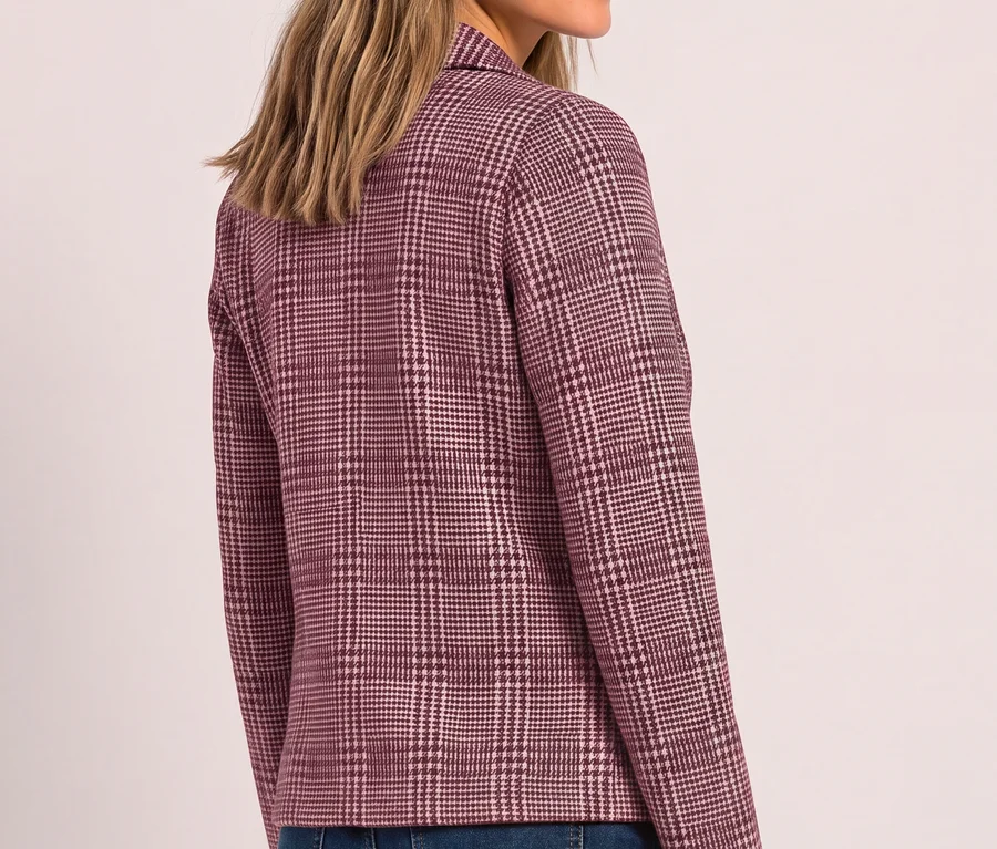 Eine Frau von hinten, die einen lila karierten Street One Blazer und blaue Jeans trägt und über ihre rechte Schulter blickt.