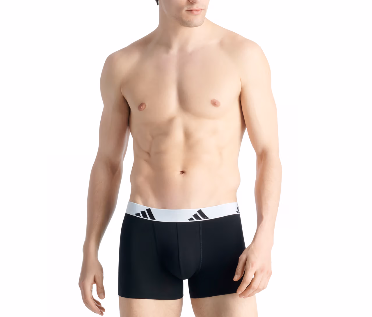 Ein oberkörperfreier Mann trägt schwarze adidas Active Flex Cotton Slipboxer mit einem weißen Bund und adidas Logo.
