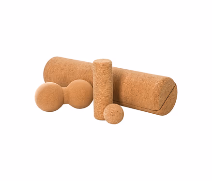Vier Kork-Massagewerkzeuge des F2 MULTI ROLL SETs, darunter eine große Rolle, eine kleine Rolle, ein doppelter Ball und ein Einzelball, auf weißem Hintergrund.