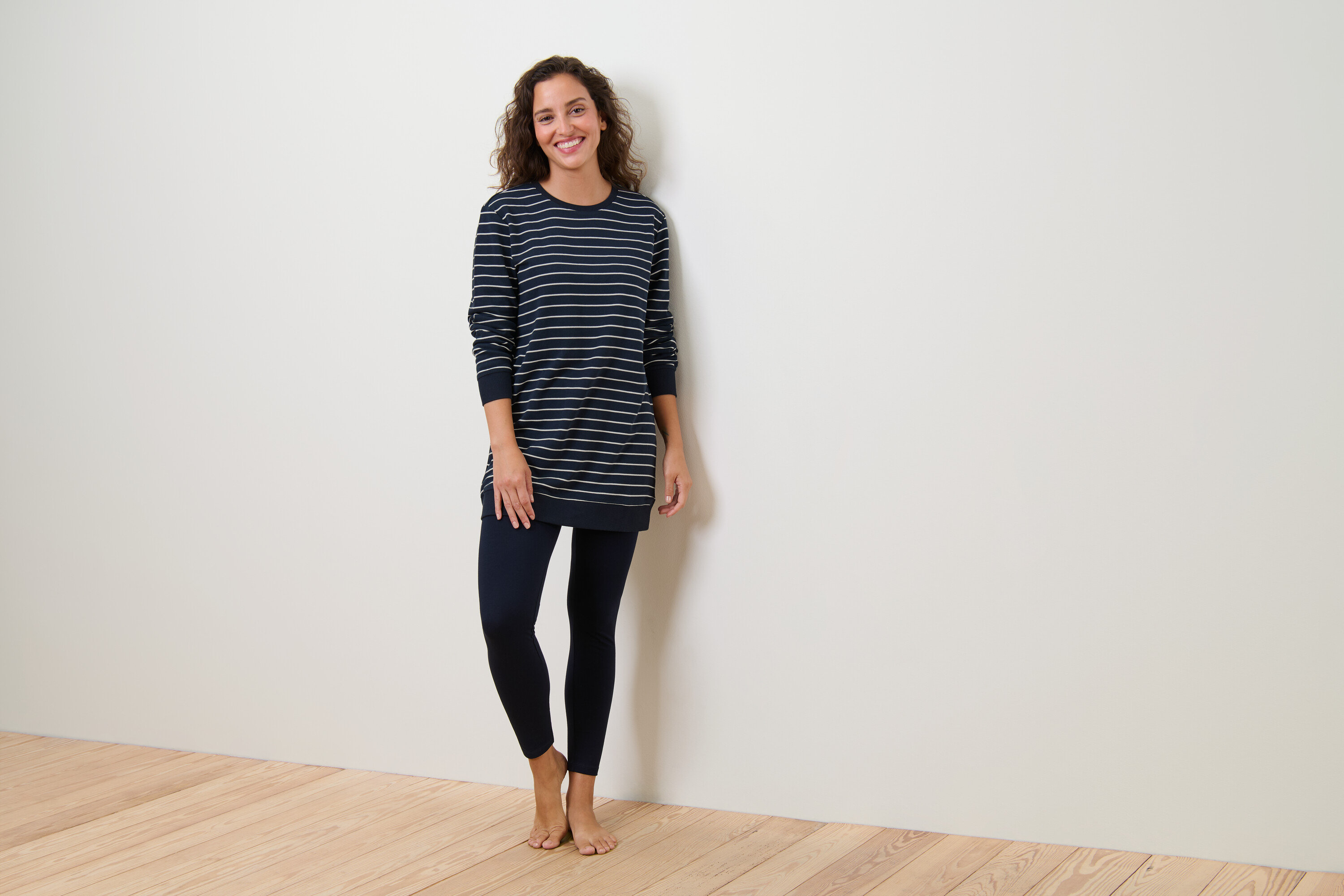 Frau trägt Leggings-Pyjama.