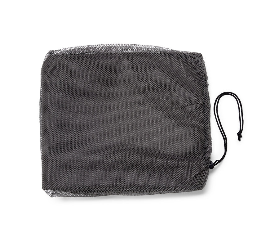 Eine schwarze Premium-Schutzhülle für Strandkörbe L mit Kordelzug auf weißem Hintergrund.