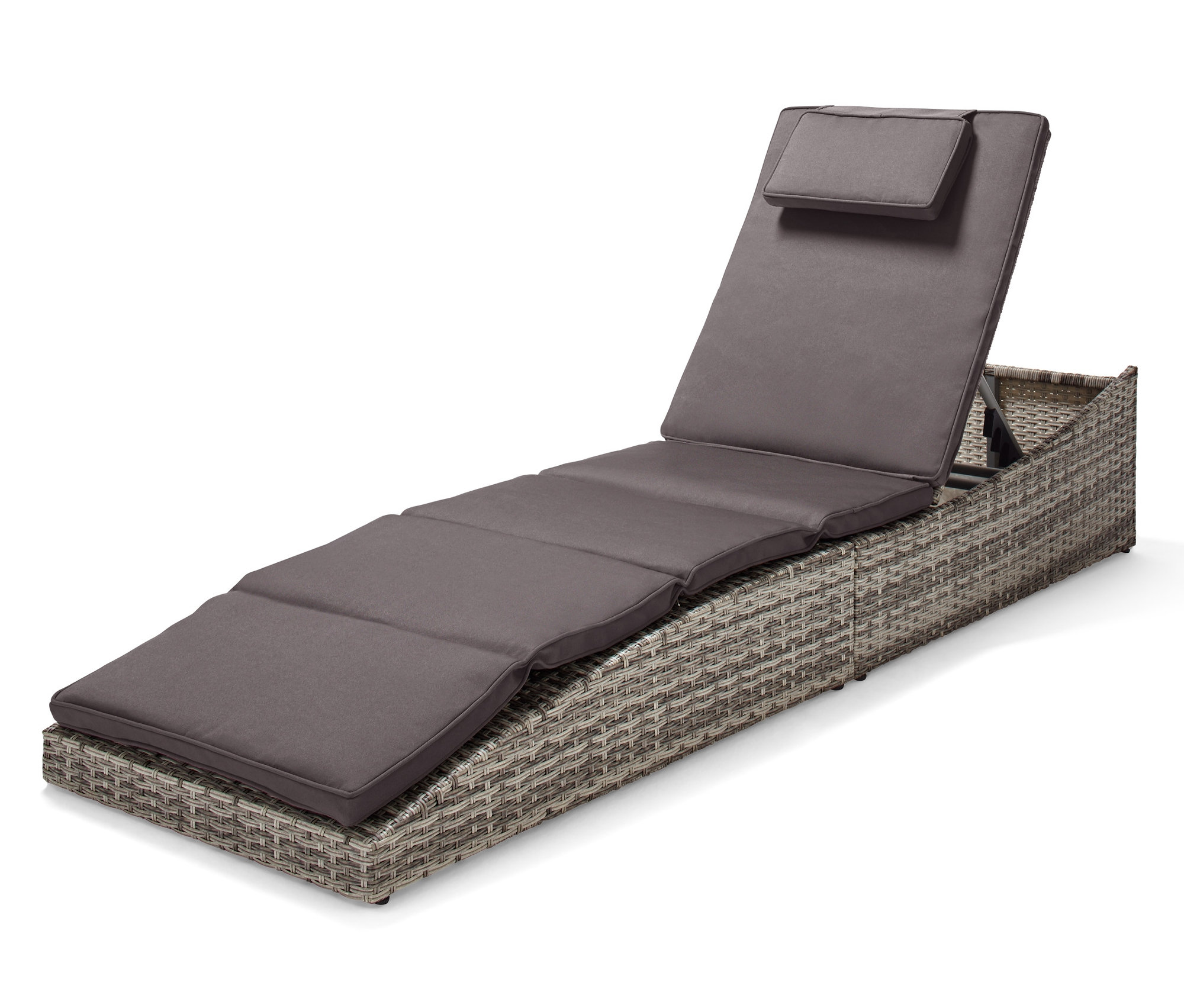 Eine klappbare Gartenliege aus Polyrattan mit grauer Polsterung.