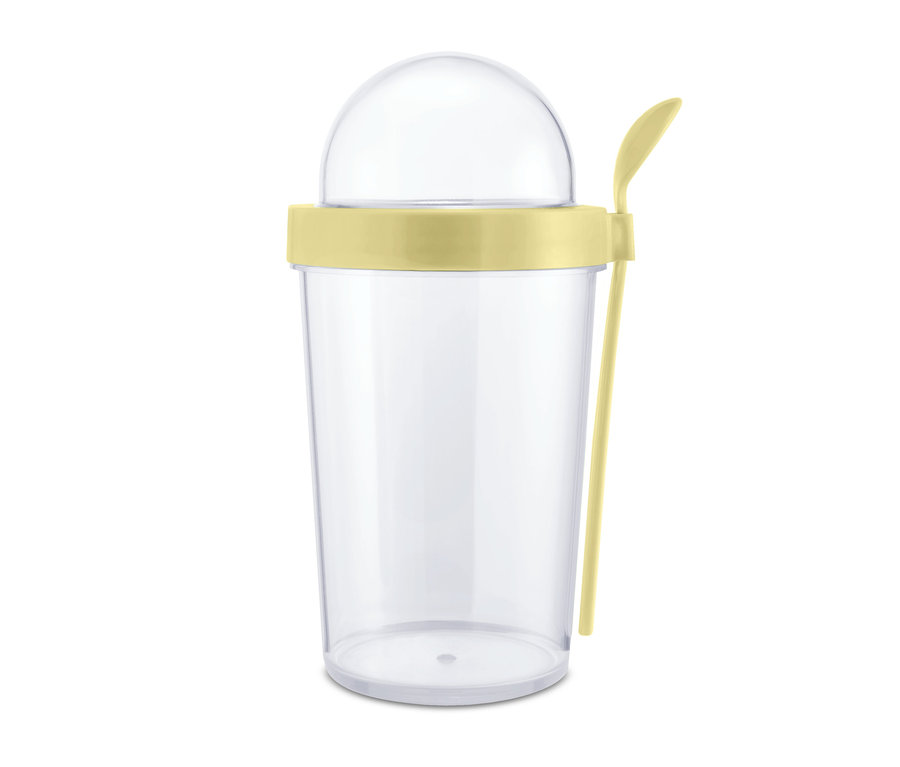 Ein durchsichtiger Joghurt-to-go-Becher mit gelbem Deckel und Löffel.