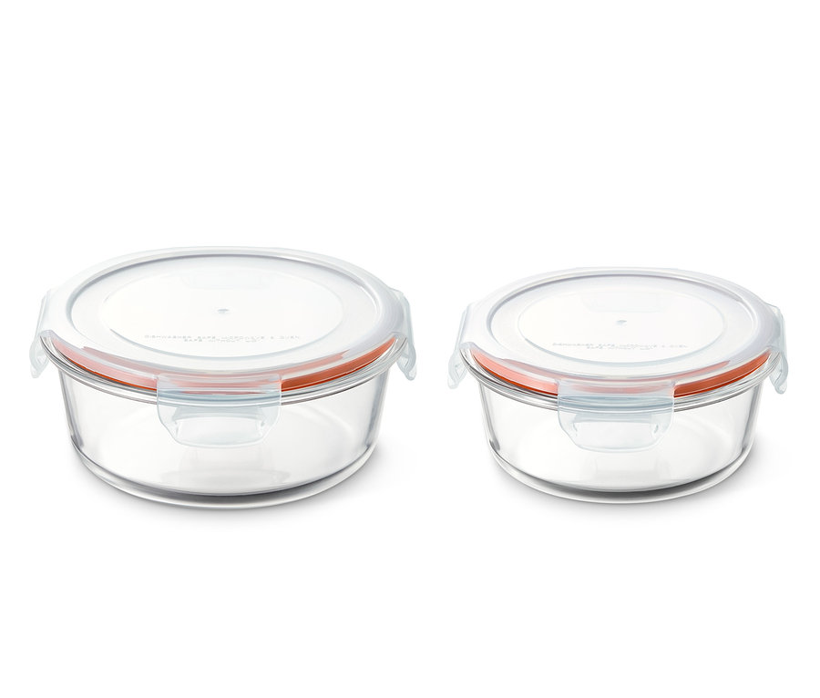 Zwei Glasschüsseln mit Deckel.