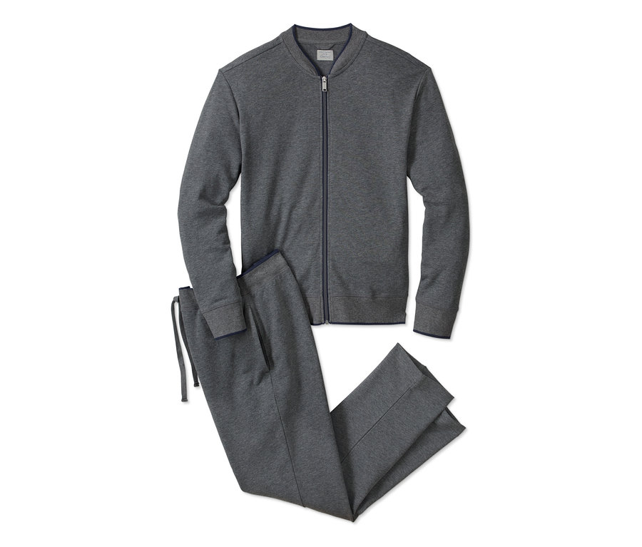 Ein grauer Homewear-Anzug bestehend aus einer Reißverschlussjacke und einer Hose.