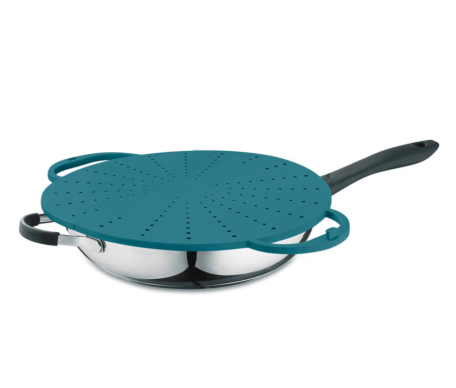 Auf einem Topf liegt ein türkisblauer 3-in-1-Pfannenspritzschutz.