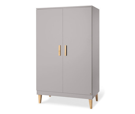 Grauer Pinolino Kleiderschrank »Jasper« mit zwei Türen und Holzfüßen.