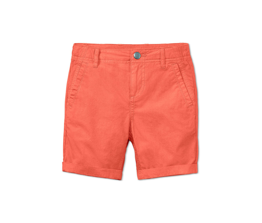 Orangefarbene Shorts auf weißem Hintergrund.
