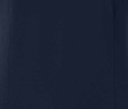 Detailaufnahme eines marineblauen Jerseykleids.