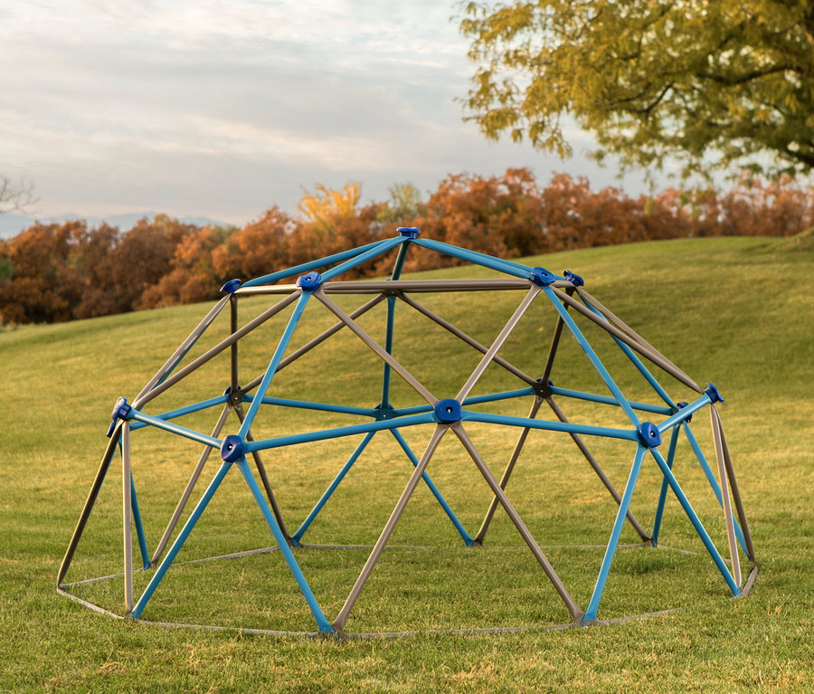 Kleines LIFETIME-Klettergerüst »Geodome« steht auf einer Wiese.