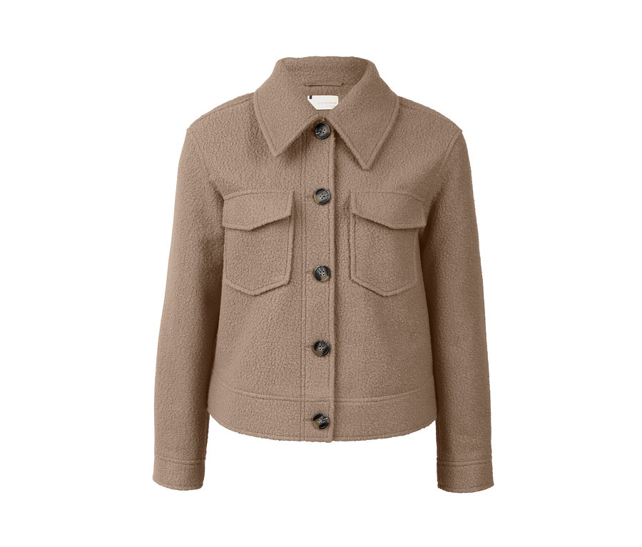 Teddyjacke mit Knöpfen und Taschen.