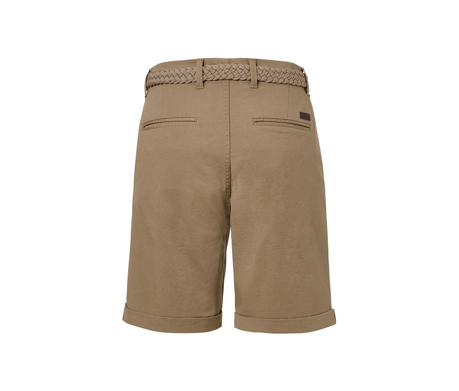 Rückansicht der Shorts mit Gürtel.