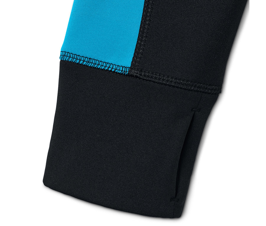 Detailaufnahme eines blauen Thermo-Funktionsshirts.