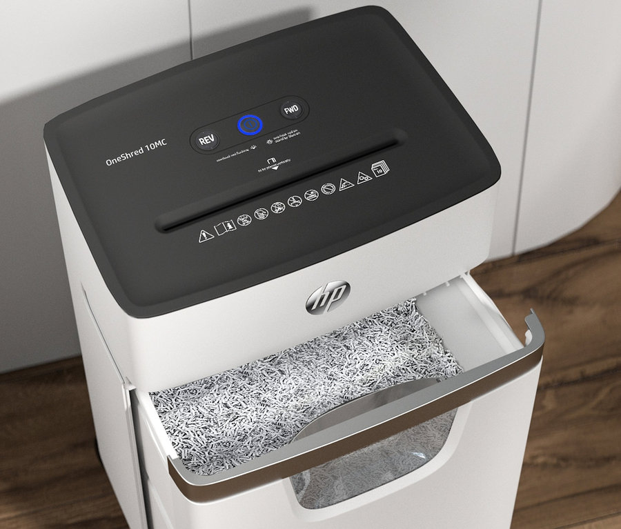 Weißer HP OneShred 10MC Aktenvernichter mit schwarzer Oberseite und herausgezogener Schublade voller Streifen geschredderten Papiers.
