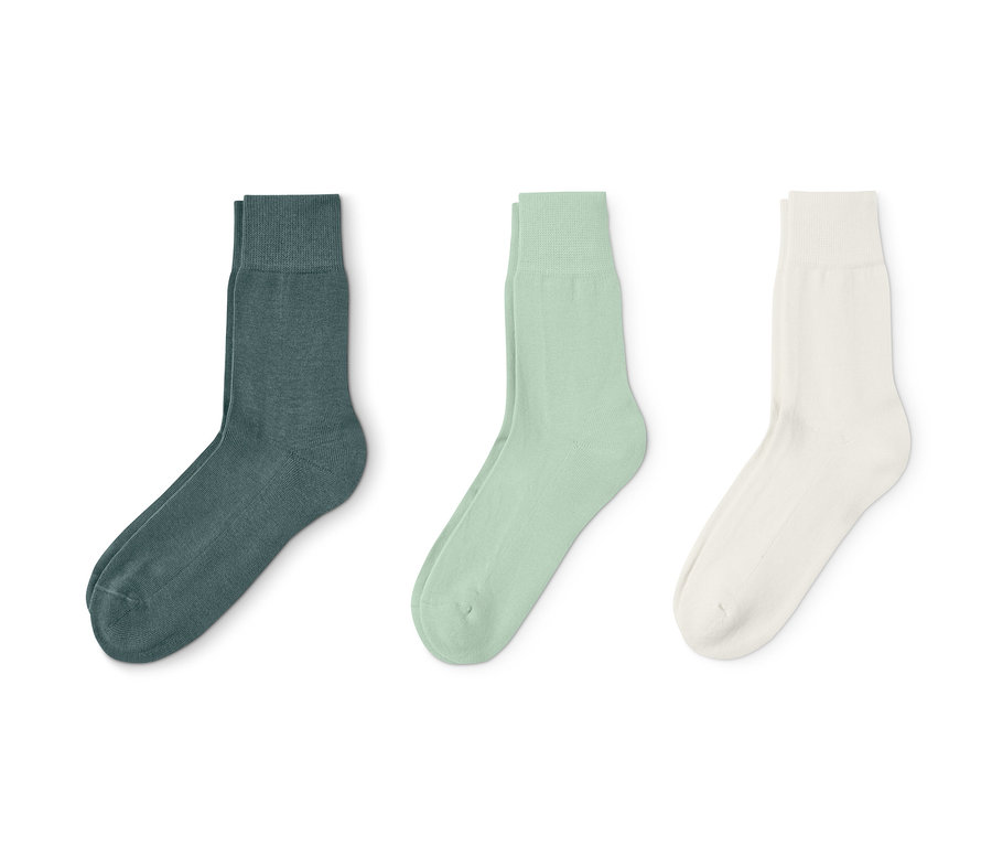 Drei Paar grüne Socken.