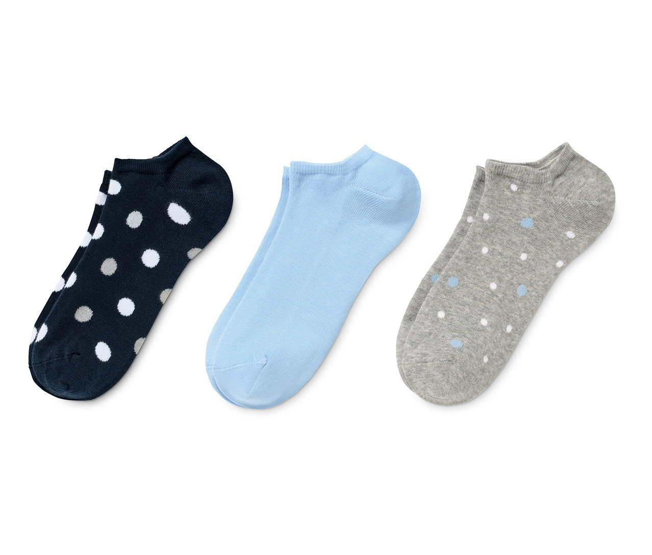 Drei Paar Sneakersocken: Dunkelblaue mit weißen Punkten, hellblaue und graue mit blauen Punkten.