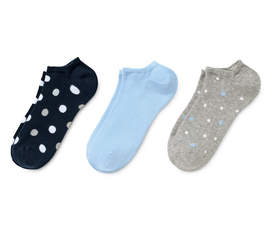 Drei Paar Sneakersocken: Dunkelblaue mit weißen Punkten, hellblaue und graue mit blauen Punkten.
