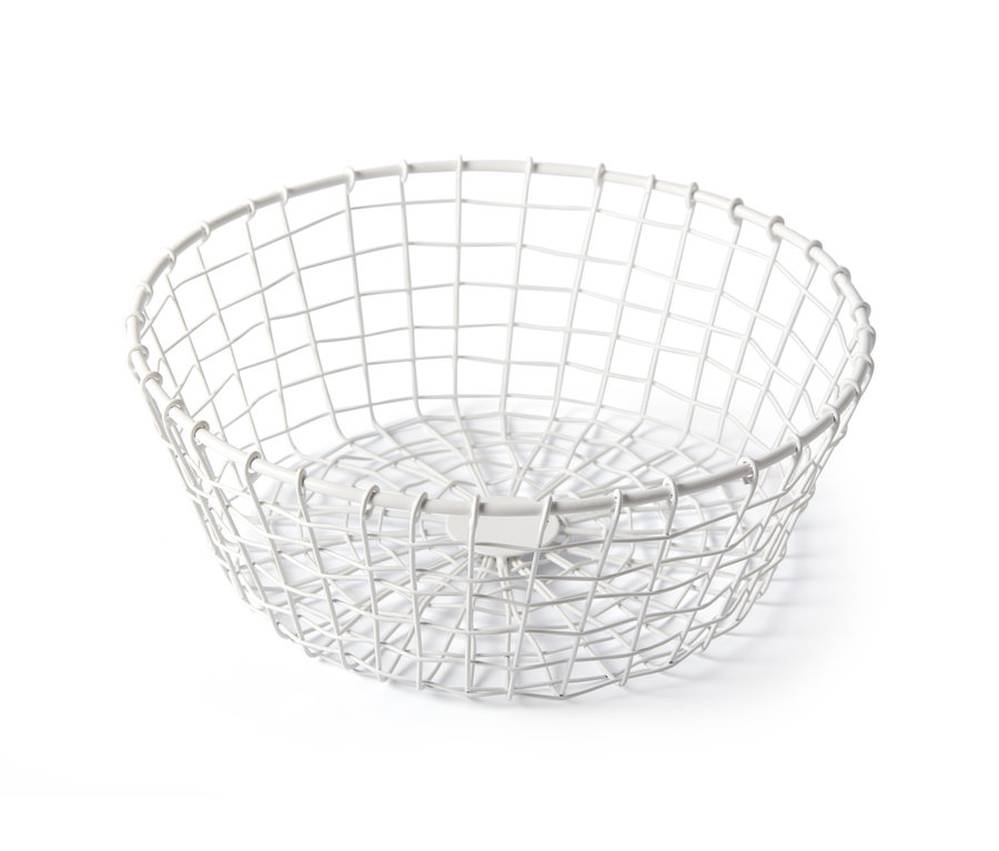 Eine Drahtschale auf weißem Hintergrund.
