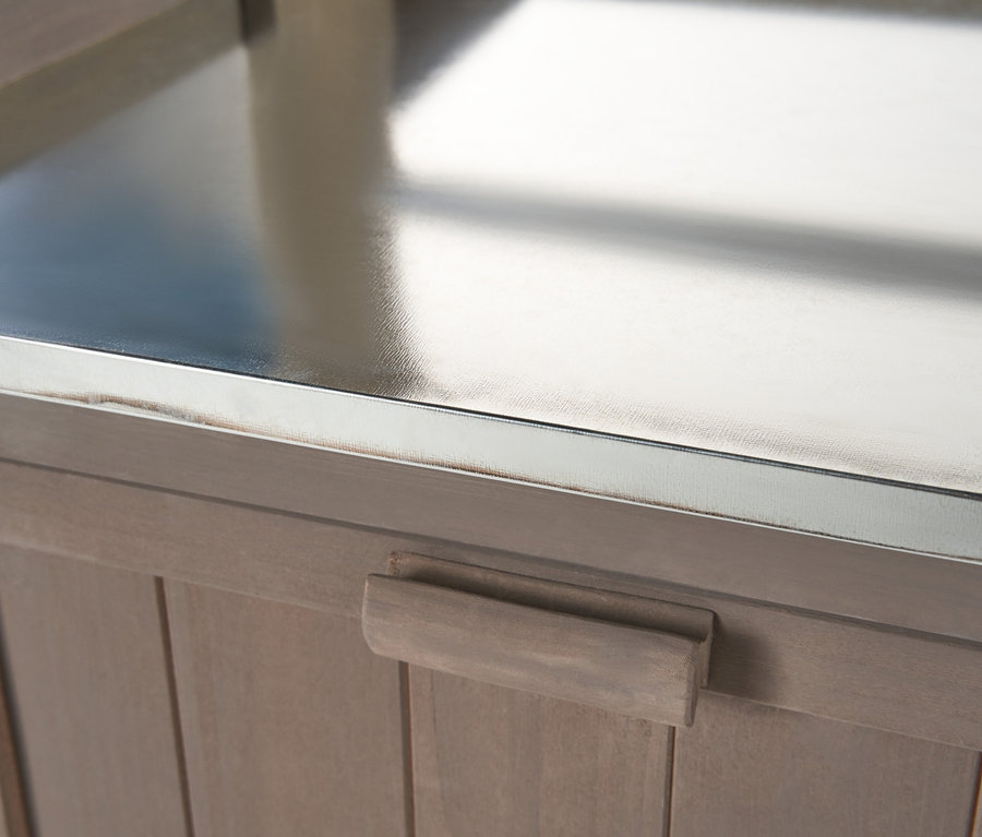 Detailansicht eines Pflanztischs mit Regal »JONTE« mit silberner Arbeitsplatte und Holztüren.