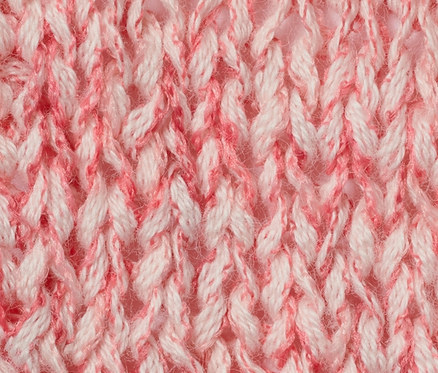 Nahaufnahme eines sommerlichen Strickpullovers aus Bändchengarn.