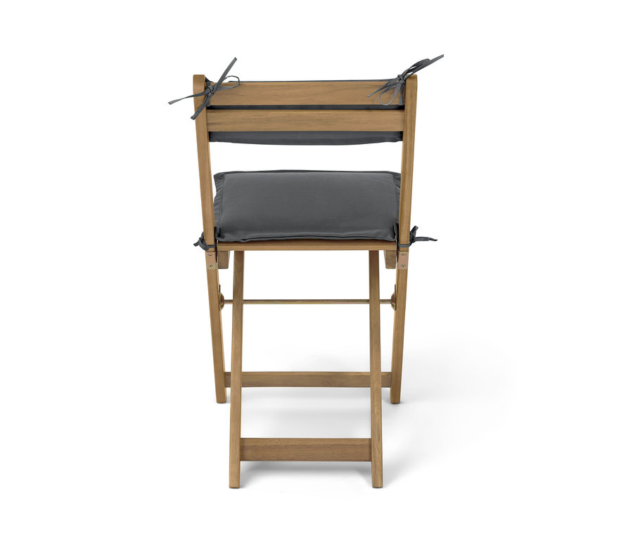 Ein klappbarer Holzstuhl mit grauer Polsterung.