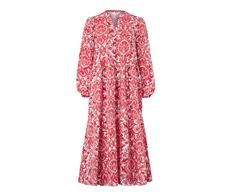 Ein bedrucktes Maxi-Kleid mit langen Ärmeln und rotem Muster auf weißem Hintergrund.