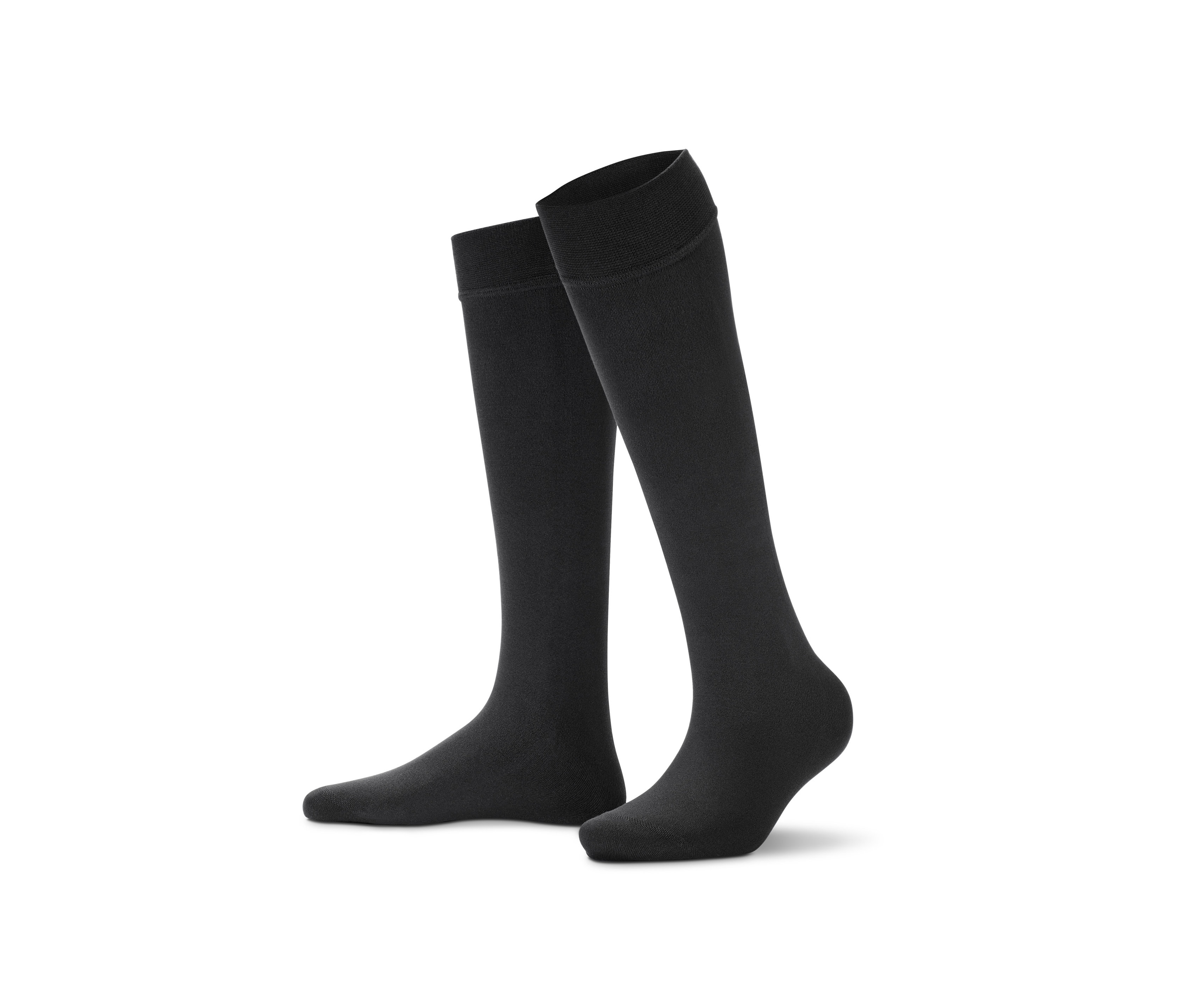 Zwei Paar schwarze Thermokniestrümpfe auf weißem Hintergrund.