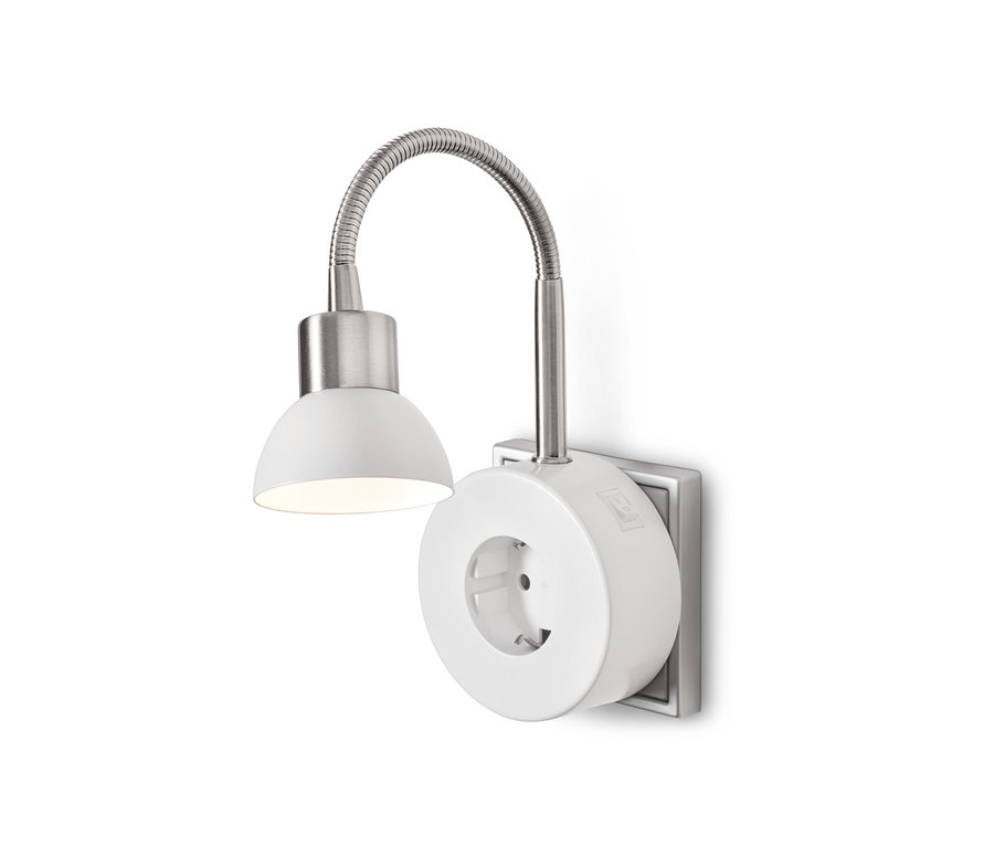 Eine LED-Schwenkleuchte an der Wand mit Steckdose vor einem weißen Hintergrund.