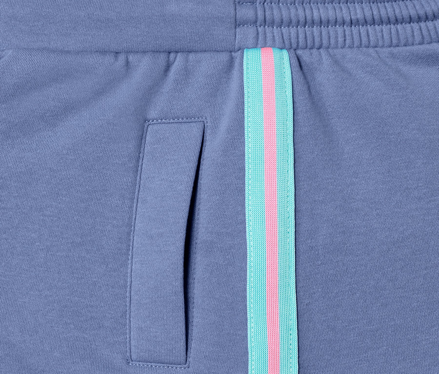 Detailansicht eines lila Sweatrocks mit Tasche und Zierstreifen.