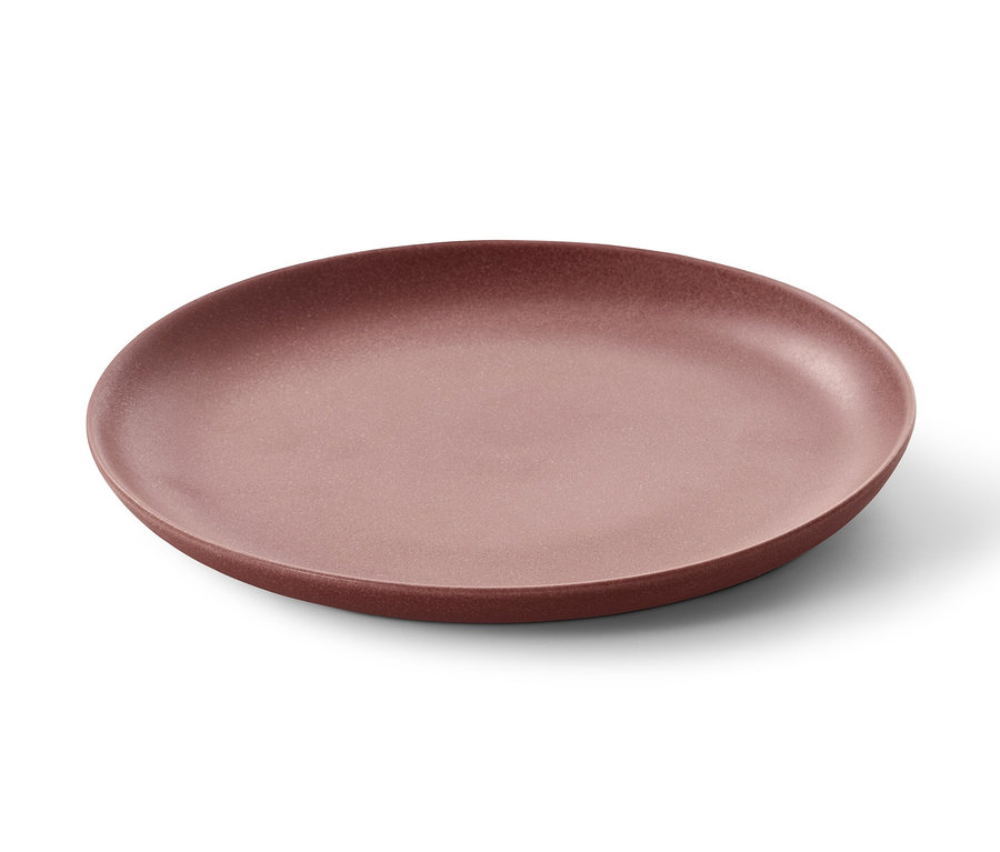 Ein brauner Teller auf weißem Hintergrund.