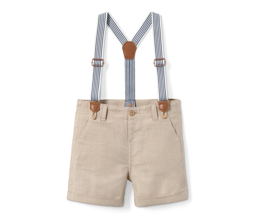 Beige Shorts mit blau-weiß gestreiften Hosenträgern.