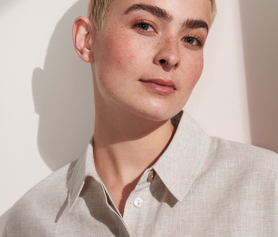 Porträt einer Frau mit kurzen blonden Haaren in Hemdbluse.