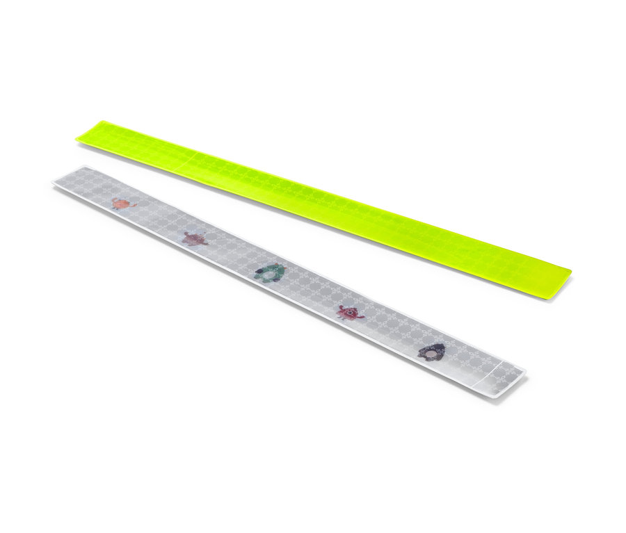 Zwei reflektierende Schnapp-Armbänder, eines neon gelb, das andere silber mit Aufdruck.