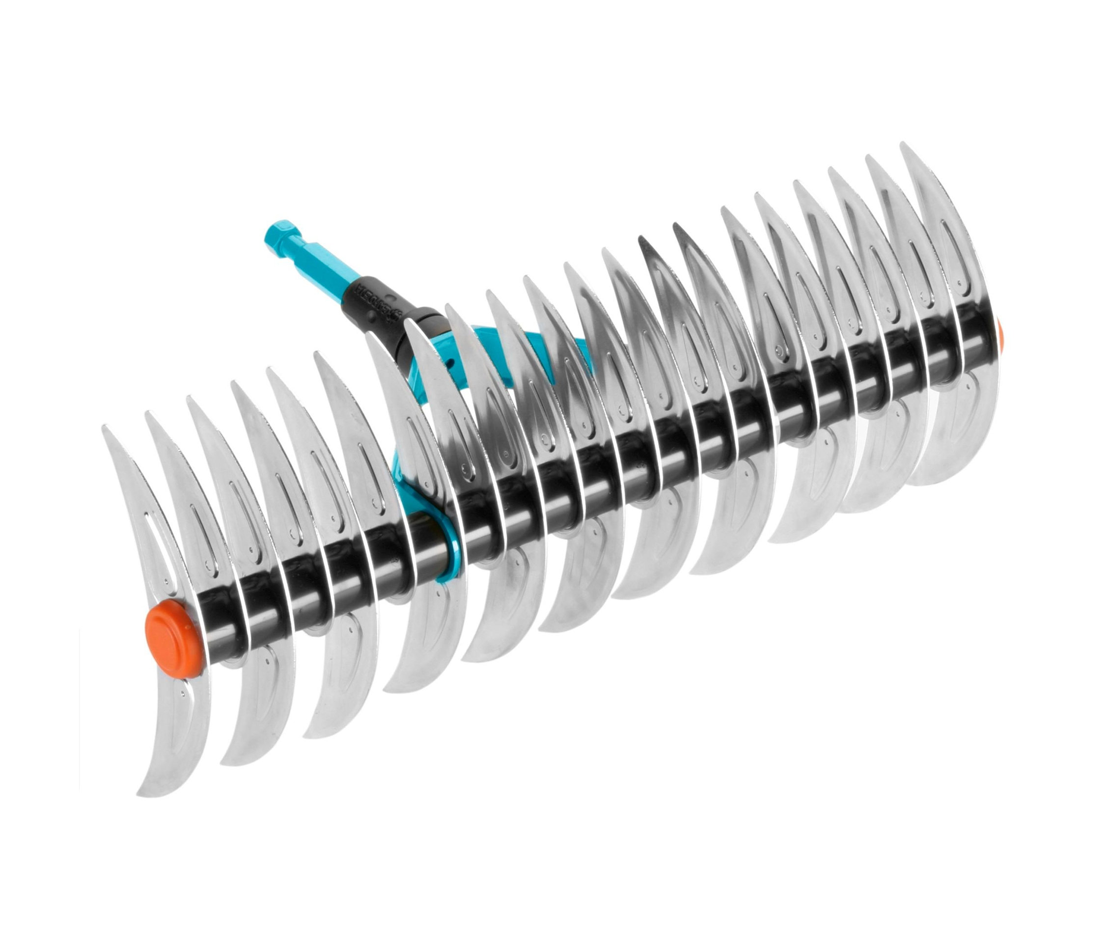 Nahaufnahme des GARDENA Combisystem »Schneiderechen«. Der Rechen hat silberne Zinken und einen blau-schwarzen Griff.