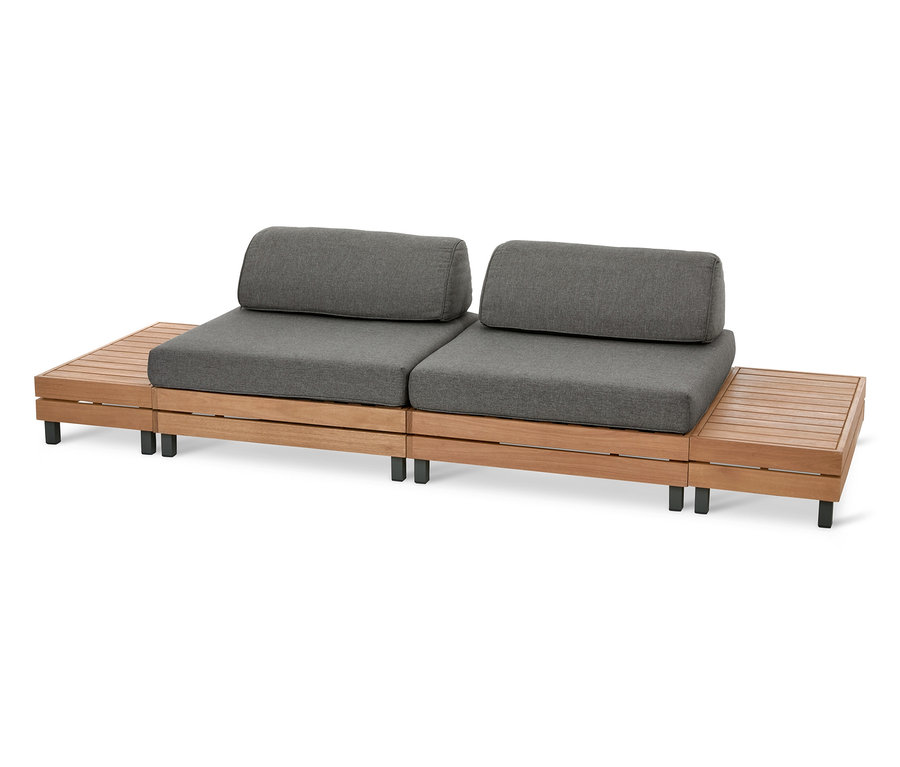 Zwei Teile eines Premium-Sofa-Sets mit Holzrahmen und grauen Kissen.