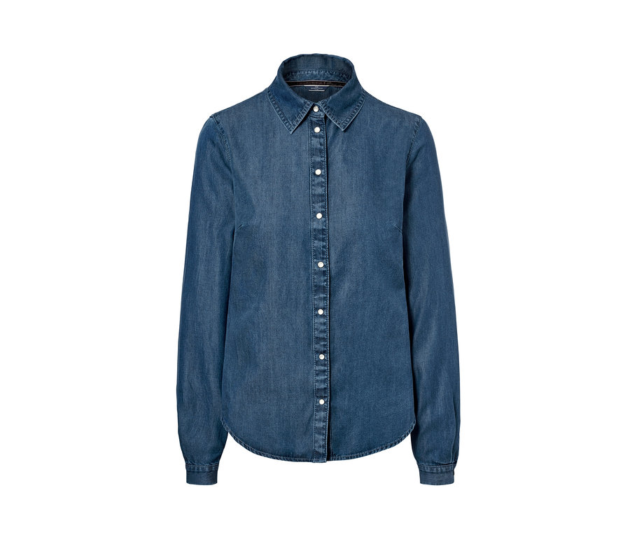 Eine blaue Jeansbluse mit langen Ärmeln und weißen Knöpfen.
