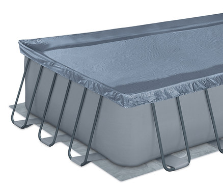 Grauer, rechteckiger Summer Waves Frame-Pool, ca. 732 x 366 x 132 cm, abgedeckt mit einer grauen Plane.