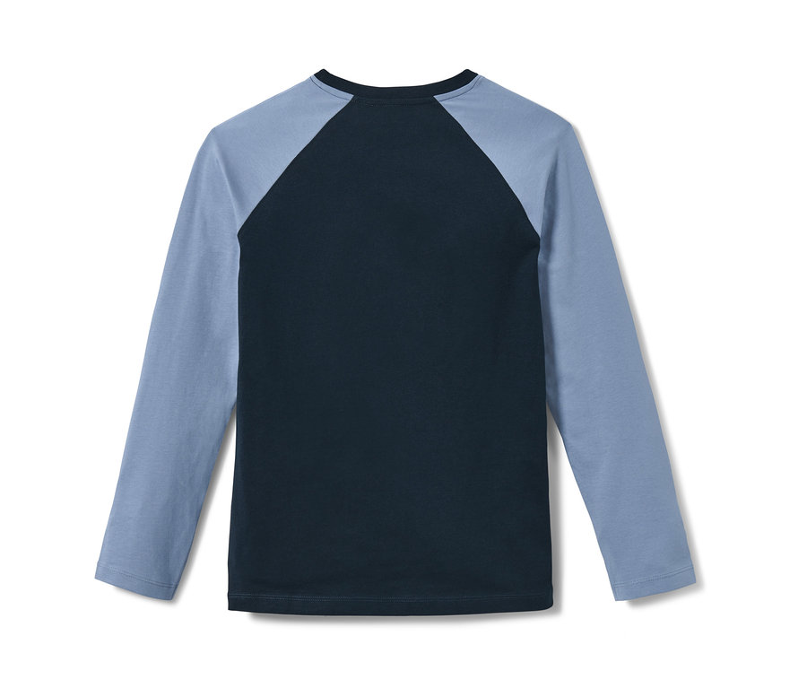 Detailansicht eines 2er-Sets Kinder-Pyjamas mit dunkelblauem Korpus und hellblauen Ärmeln.