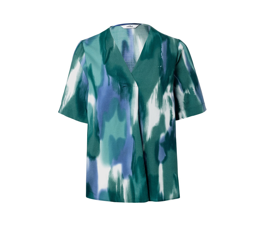 Detail einer Bluse mit Aquarellprint.