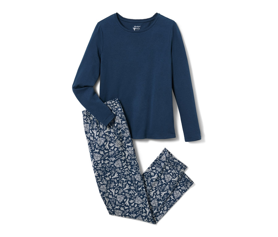 Blauer Pyjama mit langärmligem Oberteil und gemusterter Hose.