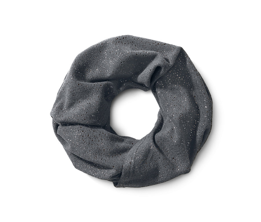 Ein grauer Fleece-Loopschal auf weißem Hintergrund.