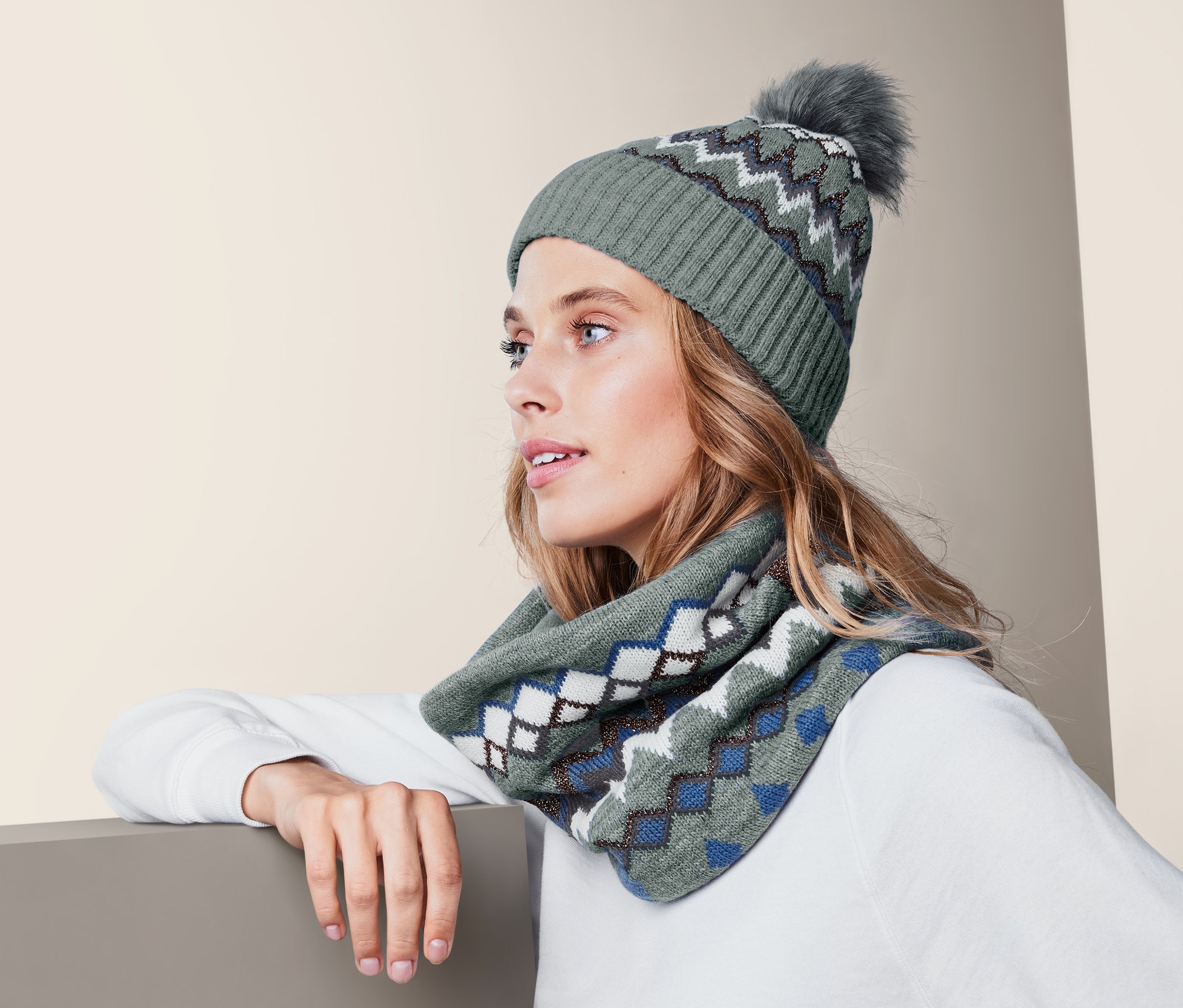 Frau mit Strickmütze und Schal mit Norwegermuster.