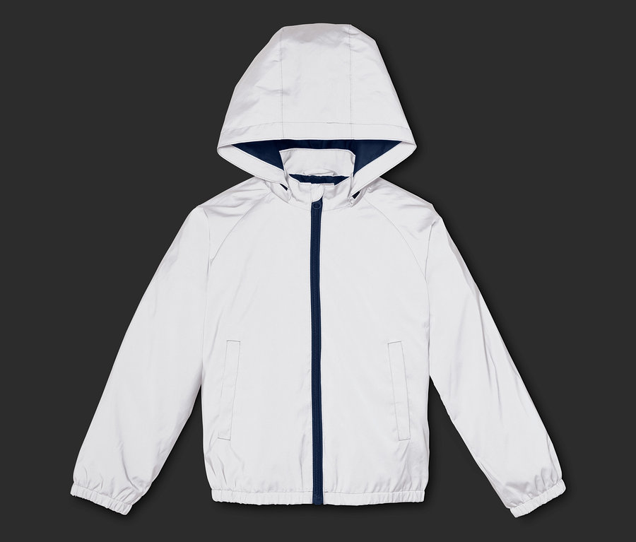 Weiße reflektierende Übergangsjacke mit Kapuze und blauem Reißverschluss.