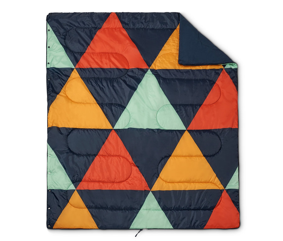 Ausgebreiteter 4-in-1-Decken-Schlafsack mit Dreiecksmuster in Blau, Orange und Rot.