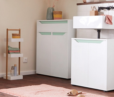 Badezimmer-Interieur mit Waschbeckenunterschrank, Bad-Sideboard und Bad-Hochschrank. Standregal mit 3 Stauraum-Kästen und gepolsterte Stauraumsitzbank auf Rollen.