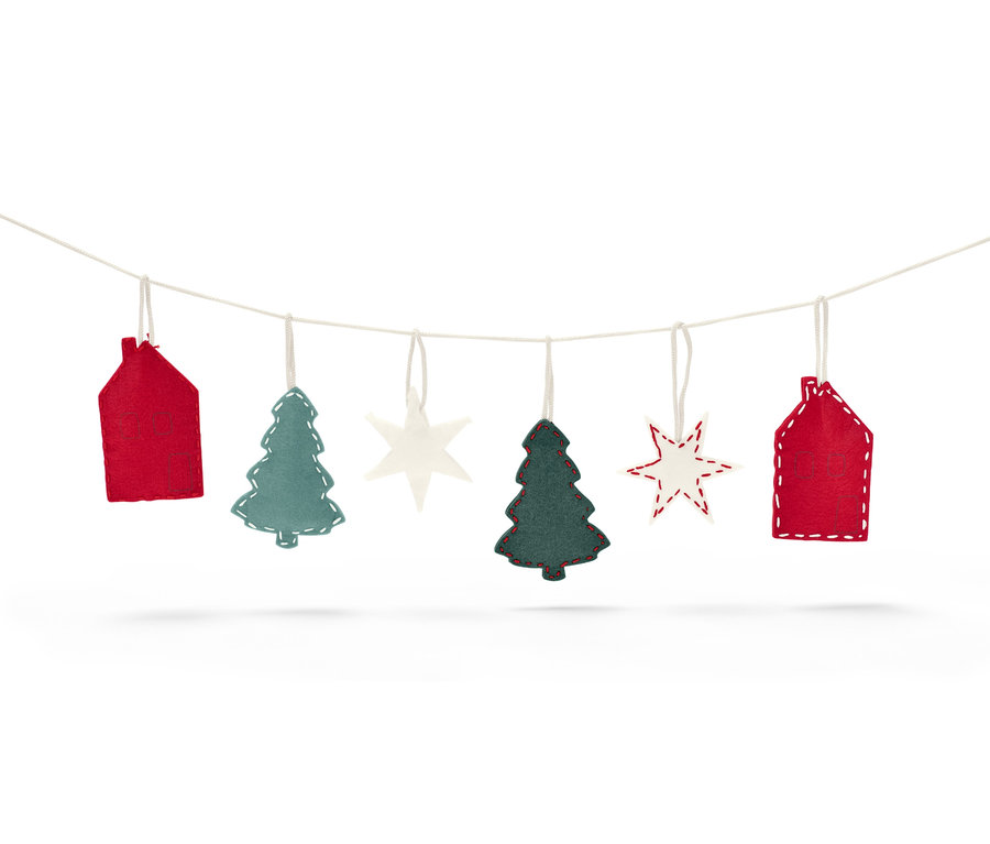 Girlande mit Filzanhängern Häuser, Bäume und Sterne hängt an einer weißen Schnur.
