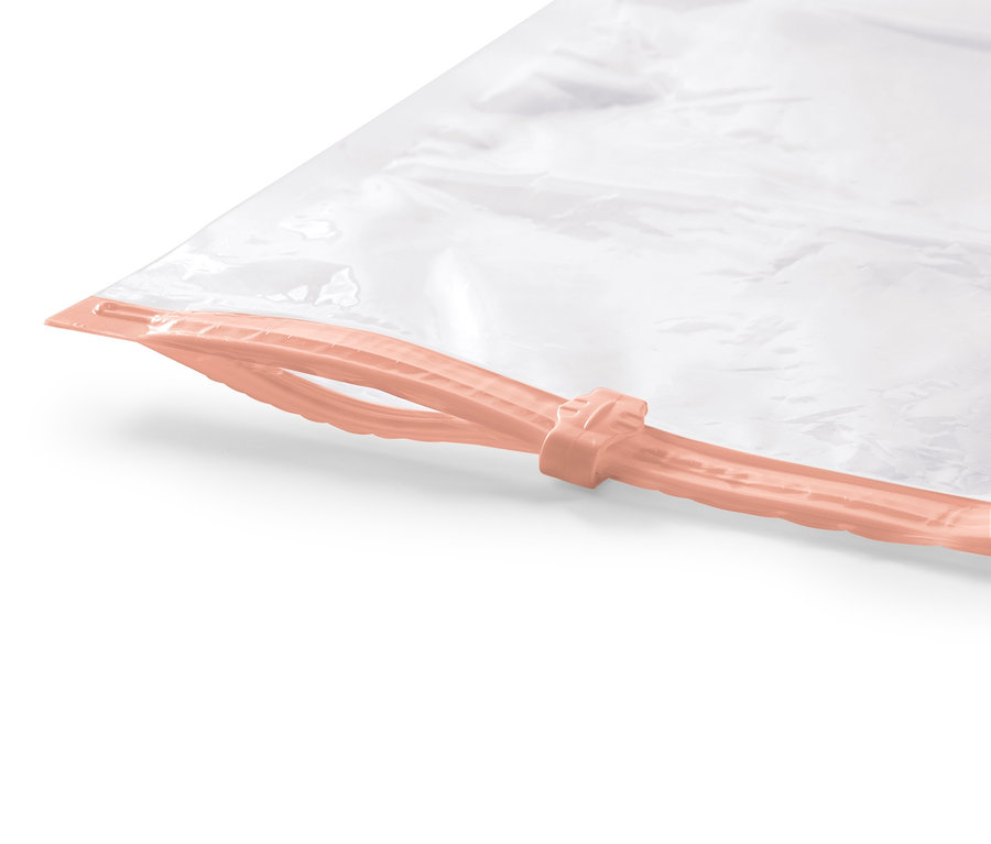 Detailaufnahme eines Vakuum-Aufbewahrungsbeutels mit pinkfarbenem Reißverschluss.