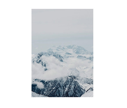 Das Foto zeigt schneebedeckte Berge mit Wolken. Wandbild »Mountain Clouds«, 40 x 50cm